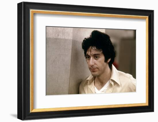 Un apres-midi by chien (DOG DAY AFTERNOON) by SidneyLumet with Al Pacino, 1975 (photo)-null-Framed Photo