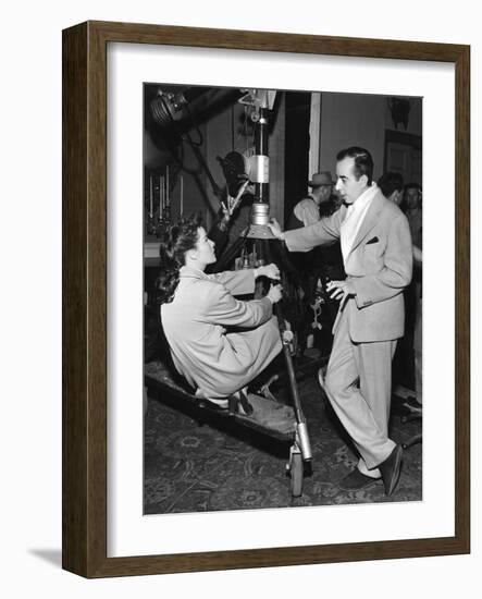 UNDERCURRENT, 1946 on the set, Katharine Hepburn and Vincente Minnelli-null-Framed Photo