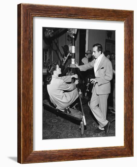 UNDERCURRENT, 1946 on the set, Katharine Hepburn and Vincente Minnelli-null-Framed Photo