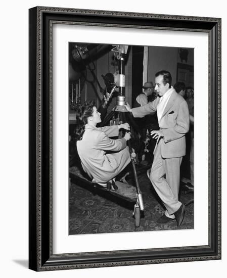 UNDERCURRENT, 1946 on the set, Katharine Hepburn and Vincente Minnelli-null-Framed Photo