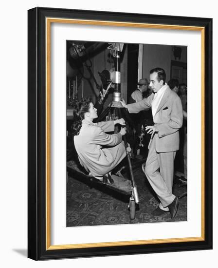 UNDERCURRENT, 1946 on the set, Katharine Hepburn and Vincente Minnelli-null-Framed Photo