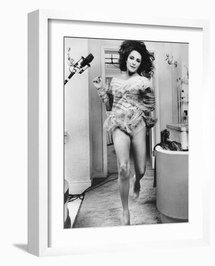 Une Belle Tigresse ZEE & CO by Brian Hutton with Elizabeth Taylor, 1972 (b/w photo)-null-Framed Photo