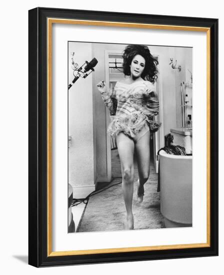 Une Belle Tigresse ZEE & CO by Brian Hutton with Elizabeth Taylor, 1972 (b/w photo)-null-Framed Photo