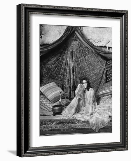 Une Belle Tigresse ZEE & CO by Brian Hutton with Elizabeth Taylor, 1972 (b/w photo)-null-Framed Photo