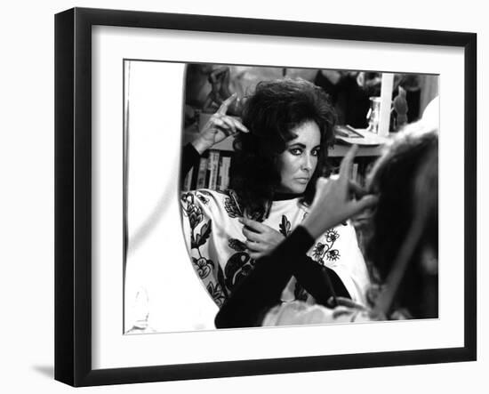 Une Belle Tigresse ZEE & CO by Brian Hutton with Elizabeth Taylor, 1972 (b/w photo)-null-Framed Photo