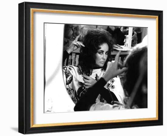 Une Belle Tigresse ZEE & CO by Brian Hutton with Elizabeth Taylor, 1972 (b/w photo)-null-Framed Photo