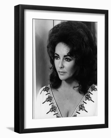 Une Belle Tigresse ZEE & CO by Brian Hutton with Elizabeth Taylor, 1972 (b/w photo)-null-Framed Photo