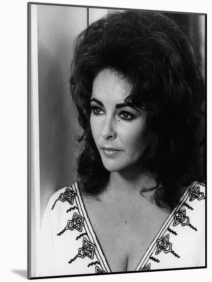 Une Belle Tigresse ZEE & CO by Brian Hutton with Elizabeth Taylor, 1972 (b/w photo)-null-Mounted Photo