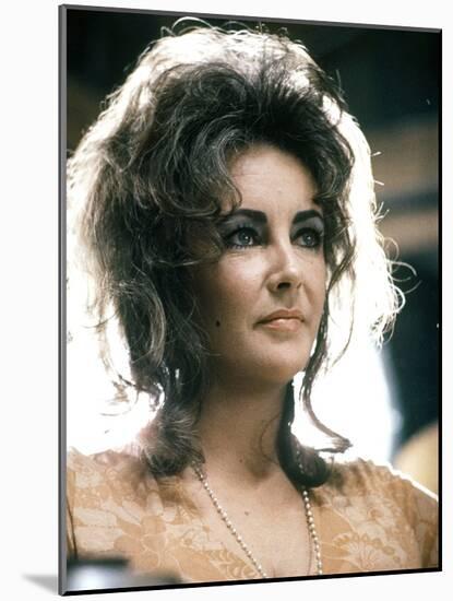 Une Belle Tigresse ZEE & CO by Brian Hutton with Elizabeth Taylor, 1972 (photo)-null-Mounted Photo