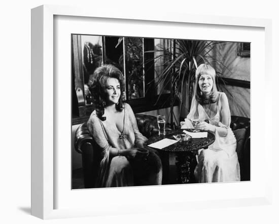 Une Belle Tigresse ZEE & CO by Brian Hutton with Elizabeth Taylor and Susannah York, 1972 (b/w phot-null-Framed Photo