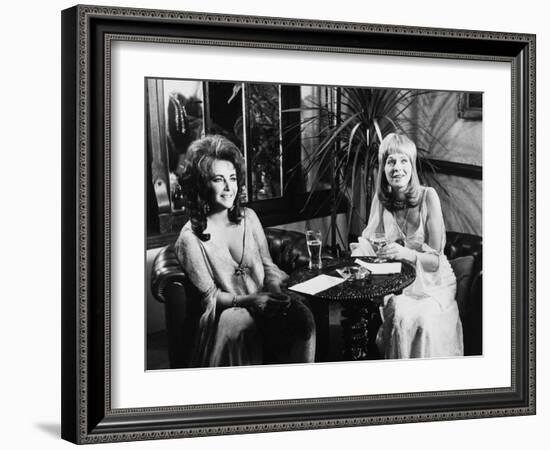 Une Belle Tigresse ZEE & CO by Brian Hutton with Elizabeth Taylor and Susannah York, 1972 (b/w phot-null-Framed Photo