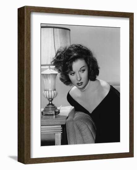 Une Vie Perdue SMASH UP-THE STORY OF A WOMAN by Stuart Heisler with Susan Hayward, 1947 (b/w photo)-null-Framed Photo