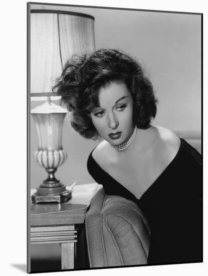 Une Vie Perdue SMASH UP-THE STORY OF A WOMAN by Stuart Heisler with Susan Hayward, 1947 (b/w photo)-null-Mounted Photo