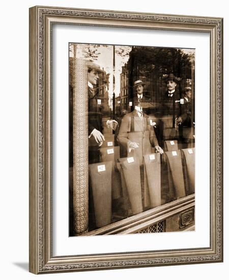 Une Vitrine Avenue des Gobelins A? Paris 1925-Eugène Atget-Framed Photographic Print