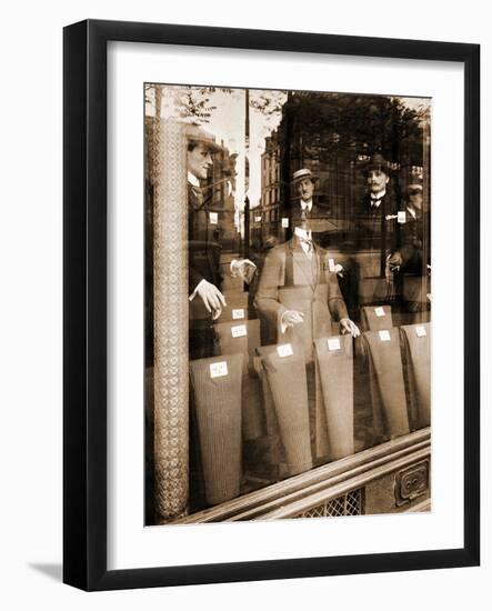 Une Vitrine Avenue des Gobelins A? Paris 1925-Eugène Atget-Framed Photographic Print