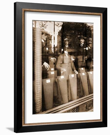 Une Vitrine Avenue des Gobelins A? Paris 1925-Eugène Atget-Framed Photographic Print