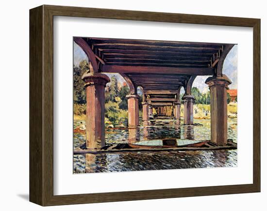 Unter der Brucke von Hampton Court Bridge-Alfred Sisley-Framed Art Print