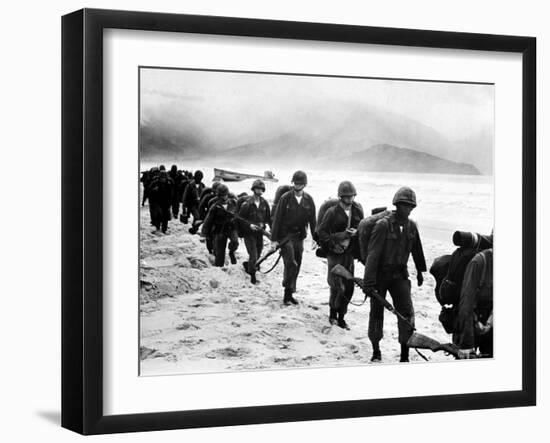 US Marines Landing in Da Nang-Larry Burrows-Framed Photographic Print