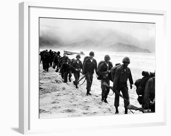 US Marines Landing in Da Nang-Larry Burrows-Framed Photographic Print