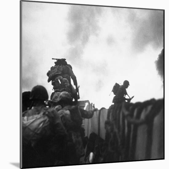 US Marines Making a Landing at Inchon-Hank Walker-Mounted Photographic Print