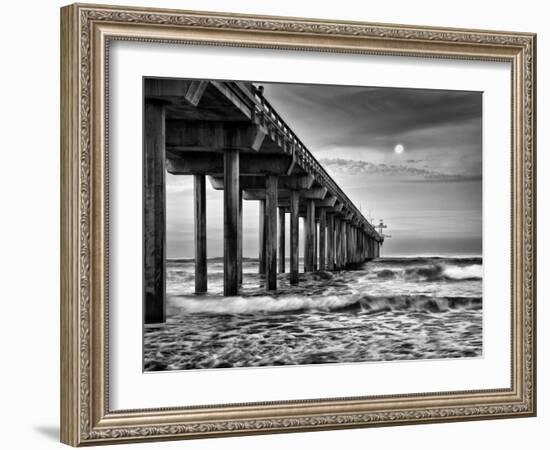 USA, California, La Jolla, Full Moon Setting at Dawn over Scripps Pier, La Jolla Shores-Ann Collins-Framed Photographic Print