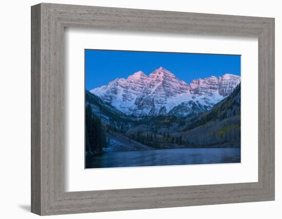 Usa, Colorado, Rocky Mountains, Aspen, Maroon Bells at Dawn-Christian Heeb-Framed Photographic Print