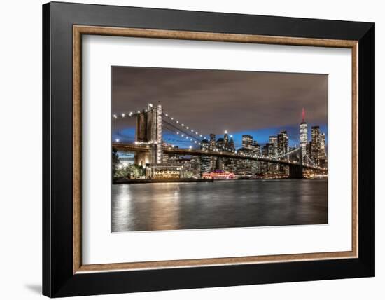 USA, New York. The Brooklyn Bridge and New York City skyline from DUMBO.-Hollice Looney-Framed Photographic Print