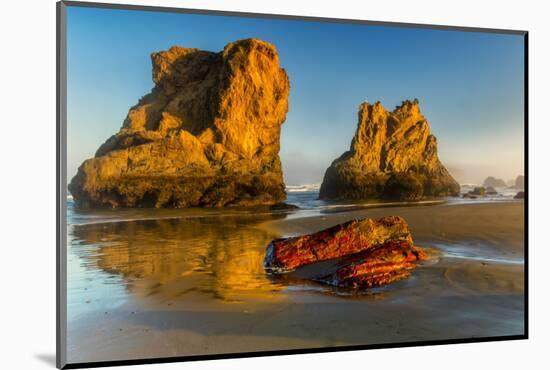 USA, Oregon, Bandon. Sunrise on beach.-Jaynes Gallery-Mounted Photographic Print