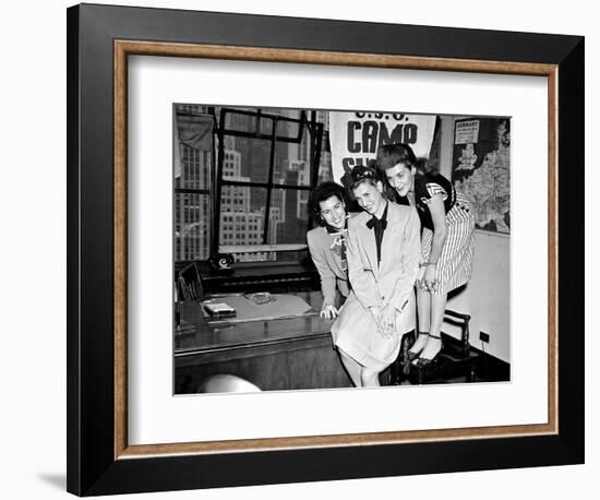 USO Andrews Sisters-null-Framed Photographic Print