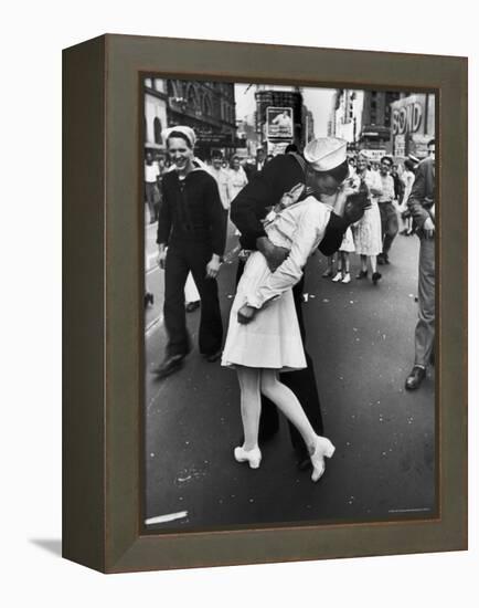V-J Day in Times Square-Alfred Eisenstaedt-Framed Premier Image Canvas