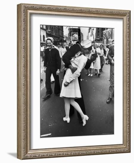 V-J Day in Times Square-Alfred Eisenstaedt-Framed Photographic Print