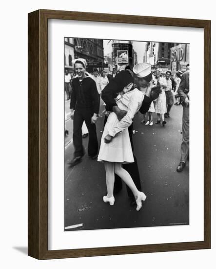 V-J Day in Times Square-Alfred Eisenstaedt-Framed Photographic Print