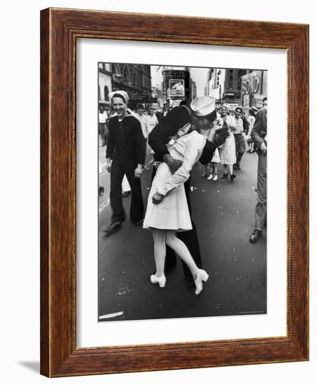 V-J Day in Times Square-Alfred Eisenstaedt-Framed Photographic Print