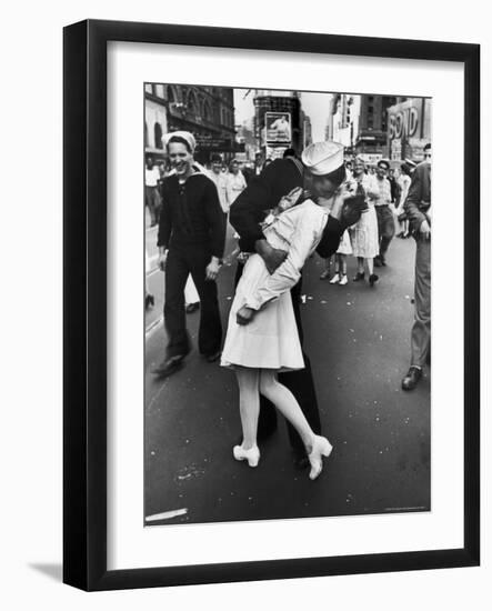 V-J Day in Times Square-Alfred Eisenstaedt-Framed Photographic Print