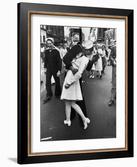 V-J Day in Times Square-Alfred Eisenstaedt-Framed Photographic Print