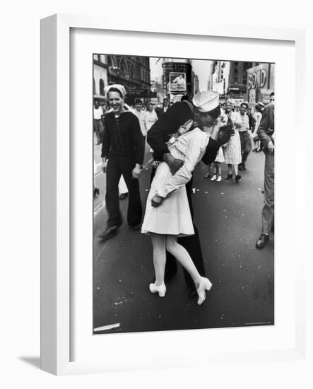 V-J Day in Times Square-Alfred Eisenstaedt-Framed Photographic Print