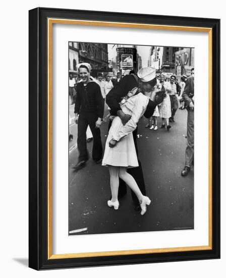 V-J Day in Times Square-Alfred Eisenstaedt-Framed Photographic Print