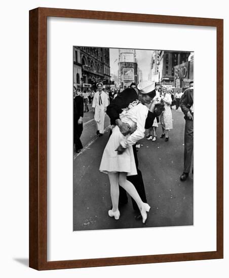 V-J Day in Times Square-Alfred Eisenstaedt-Framed Premium Photographic Print