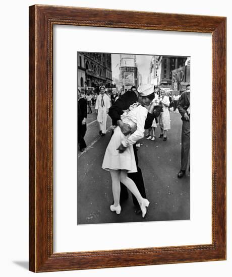 V-J Day in Times Square-Alfred Eisenstaedt-Framed Premium Photographic Print