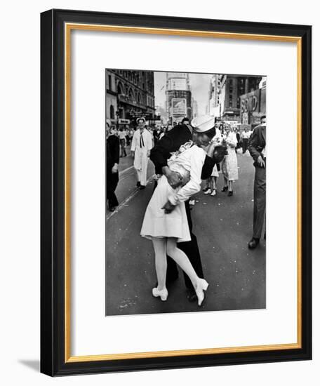 V-J Day in Times Square-Alfred Eisenstaedt-Framed Premium Photographic Print