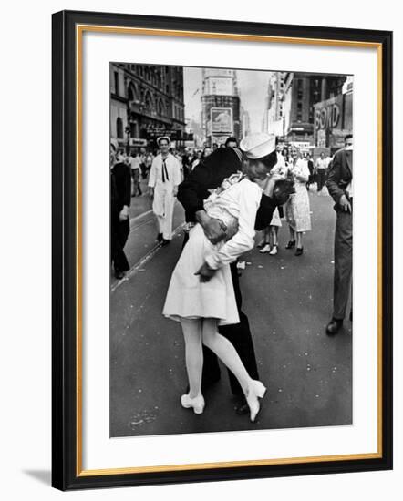 V-J Day in Times Square-Alfred Eisenstaedt-Framed Premium Photographic Print