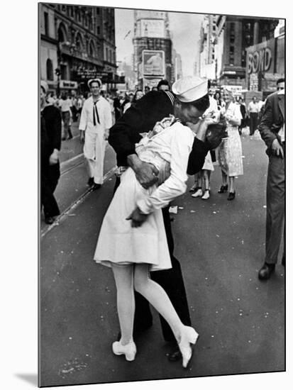 V-J Day in Times Square-Alfred Eisenstaedt-Mounted Premium Photographic Print