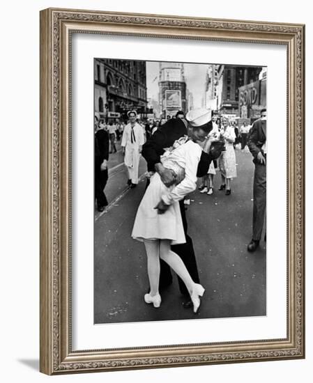 V-J Day in Times Square-Alfred Eisenstaedt-Framed Photographic Print