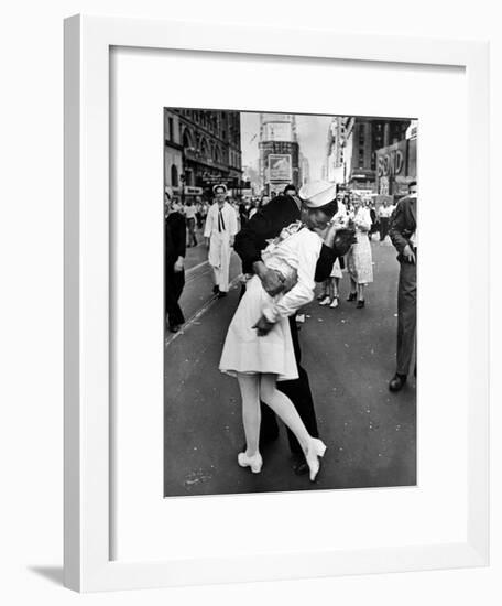 V-J Day in Times Square-Alfred Eisenstaedt-Framed Photographic Print