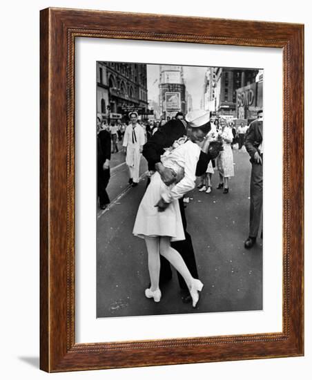 V-J Day in Times Square-Alfred Eisenstaedt-Framed Photographic Print