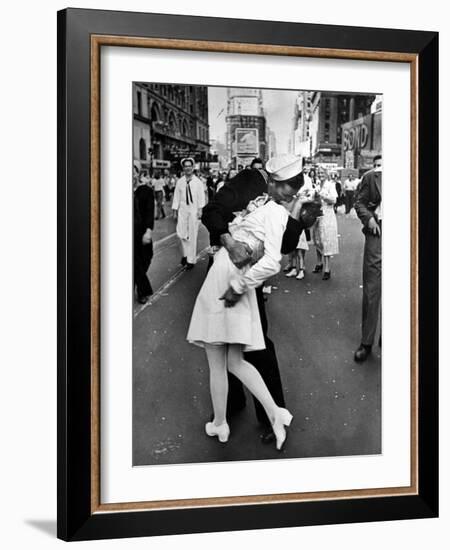 V-J Day in Times Square-Alfred Eisenstaedt-Framed Photographic Print