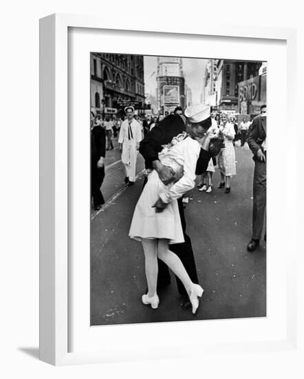 V-J Day in Times Square-Alfred Eisenstaedt-Framed Photographic Print