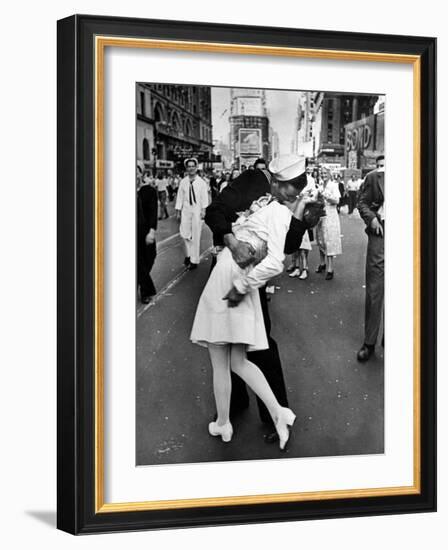 V-J Day in Times Square-Alfred Eisenstaedt-Framed Photographic Print