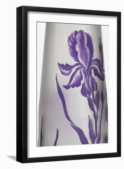 Vase à décor d'iris-null-Framed Giclee Print