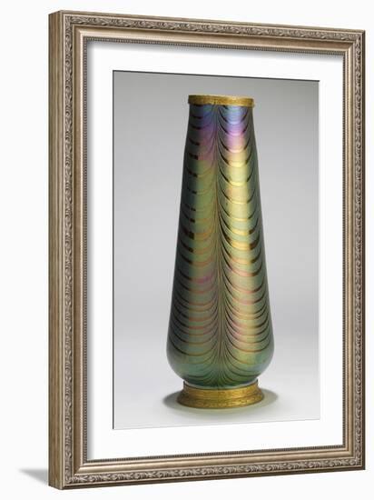 Vase à décor de plumes de paon-null-Framed Giclee Print